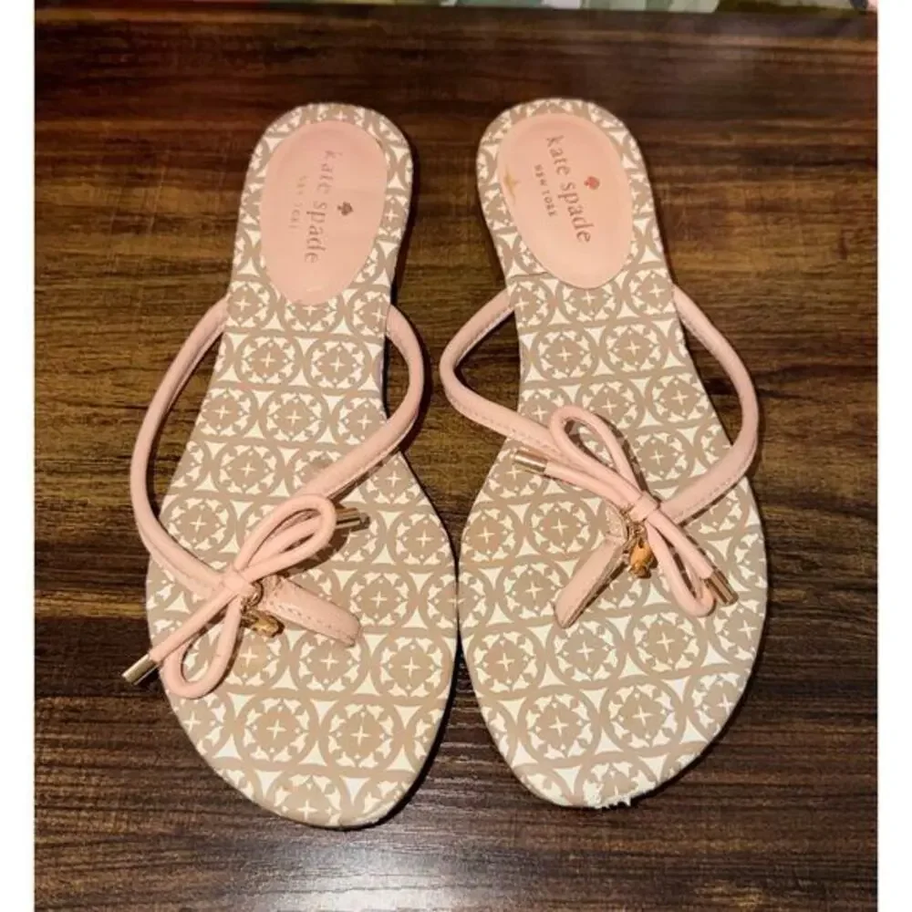 Kate Spade New York Bow Thong Sandals Pink Logo Print Size 7.5M Women’s